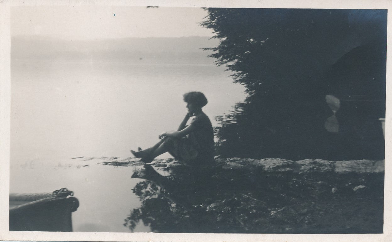 Photo snapshot femme médiation lac paysage argentique amateur