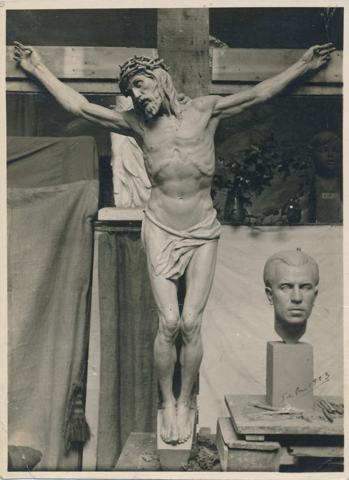 Atelier sculpture salon 1923 signature encre artiste non identifié christ Vaux