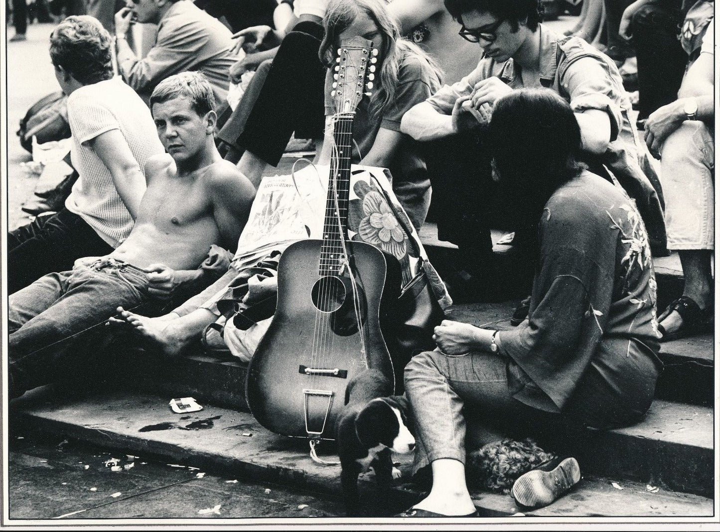 photo Années 1970 « peace and love » jeunes guitare tirage argentique époque v.