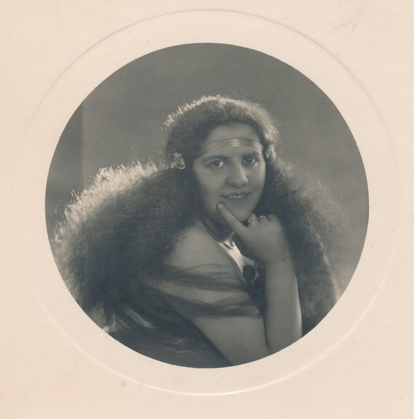Portrait de femme tondo argentique époque vers 1930 cheveux photo photographie