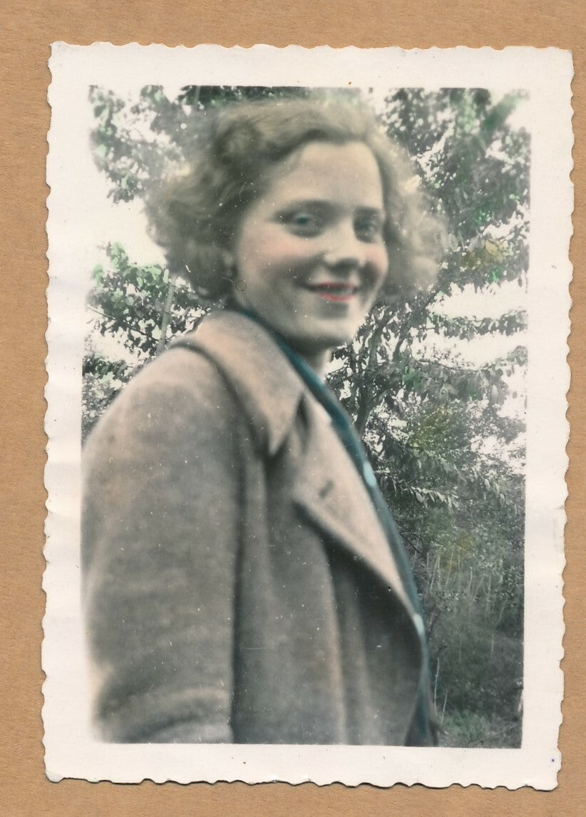 snapshot portrait jeune fille couleurs photo de famille amateur argentique rouge