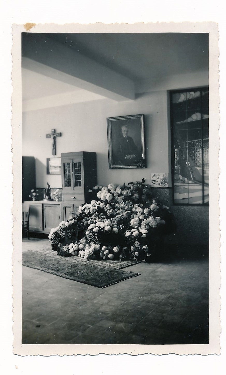 Photo snapshot intérieur morturaire argentique amateur croix fleurs