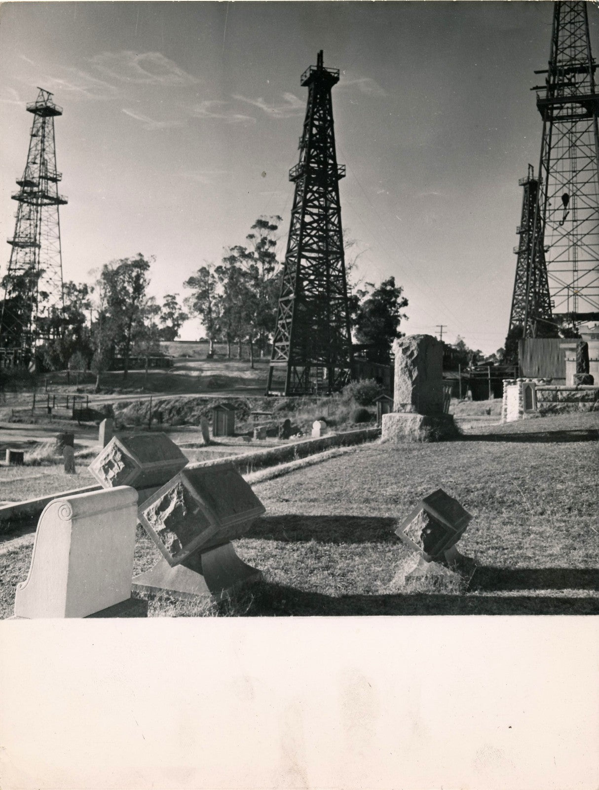 Photo Derrick pétrole site archéologie lieu inconnu argentique époque