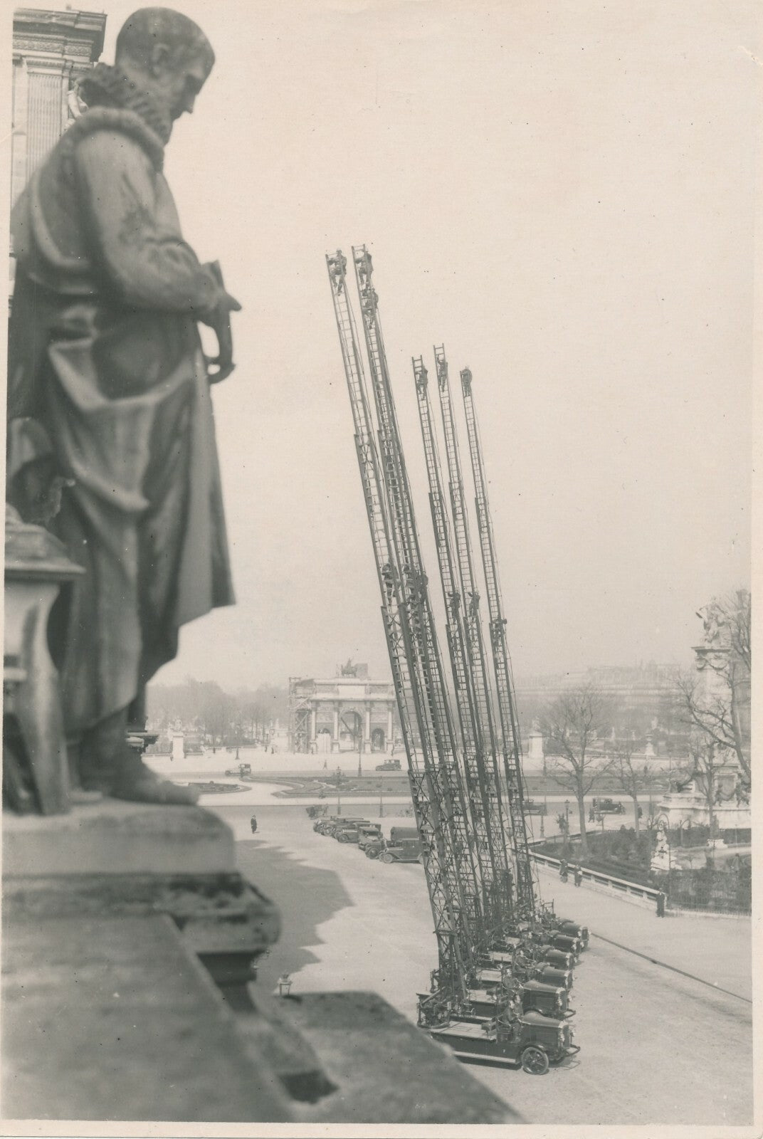 pompiers Paris grandes échelles démonstration Louvre photo photographie v. 1930