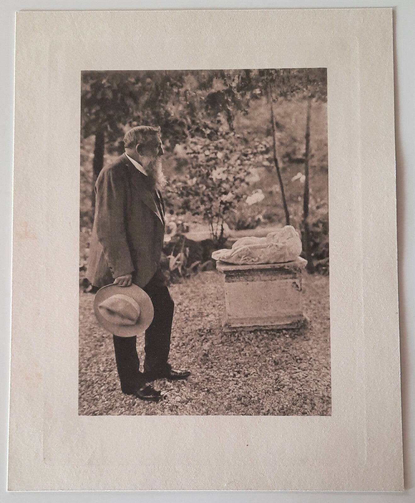 Rodin dans jardin Villa des Brillants v. 1908 photographe Gerschel héliogravure