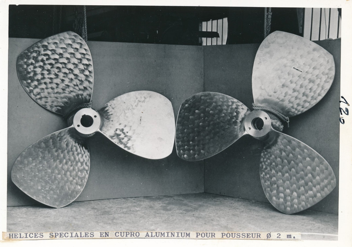 Photo ouvrier hélice aluminium 2 tirages argentique époque travail industrie