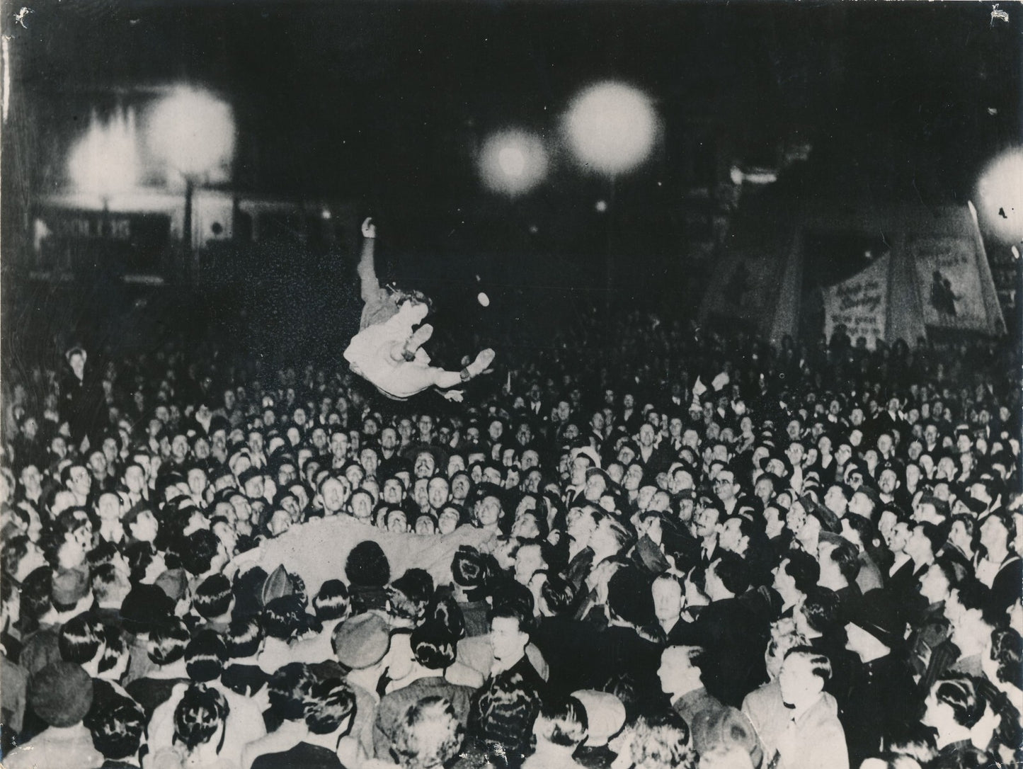 VJ Day Londres London guerre Japon 1945 photo photographie joie saut