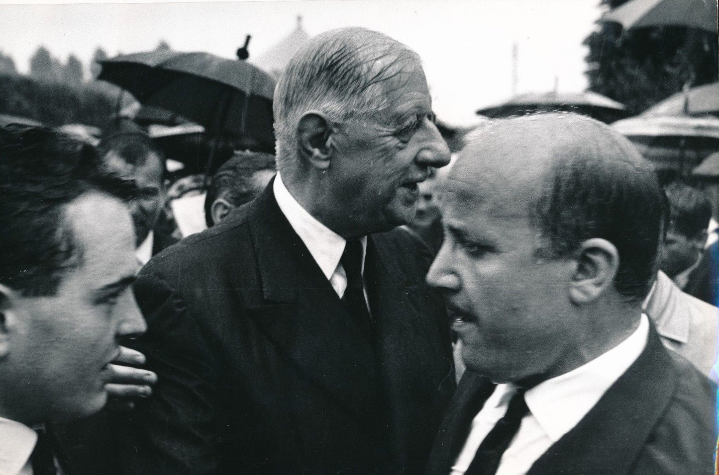 Photo Genéral de Gaulle civil pluie X 2 tirages argentique époque presse fin 60
