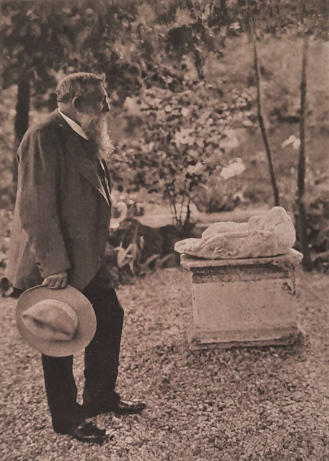 Rodin dans jardin Villa des Brillants v. 1908 photographe Gerschel héliogravure