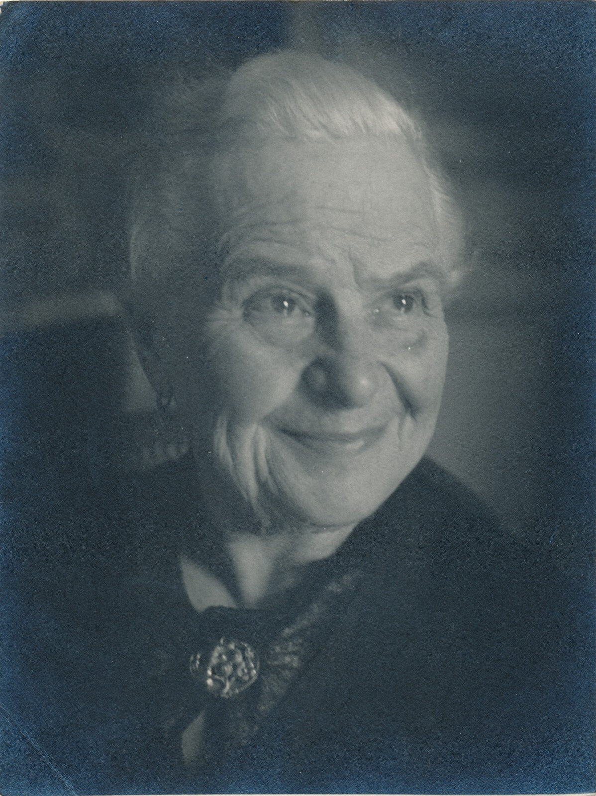 Portrait de femme âgée sourire yeux étude caractère photo photographie époque