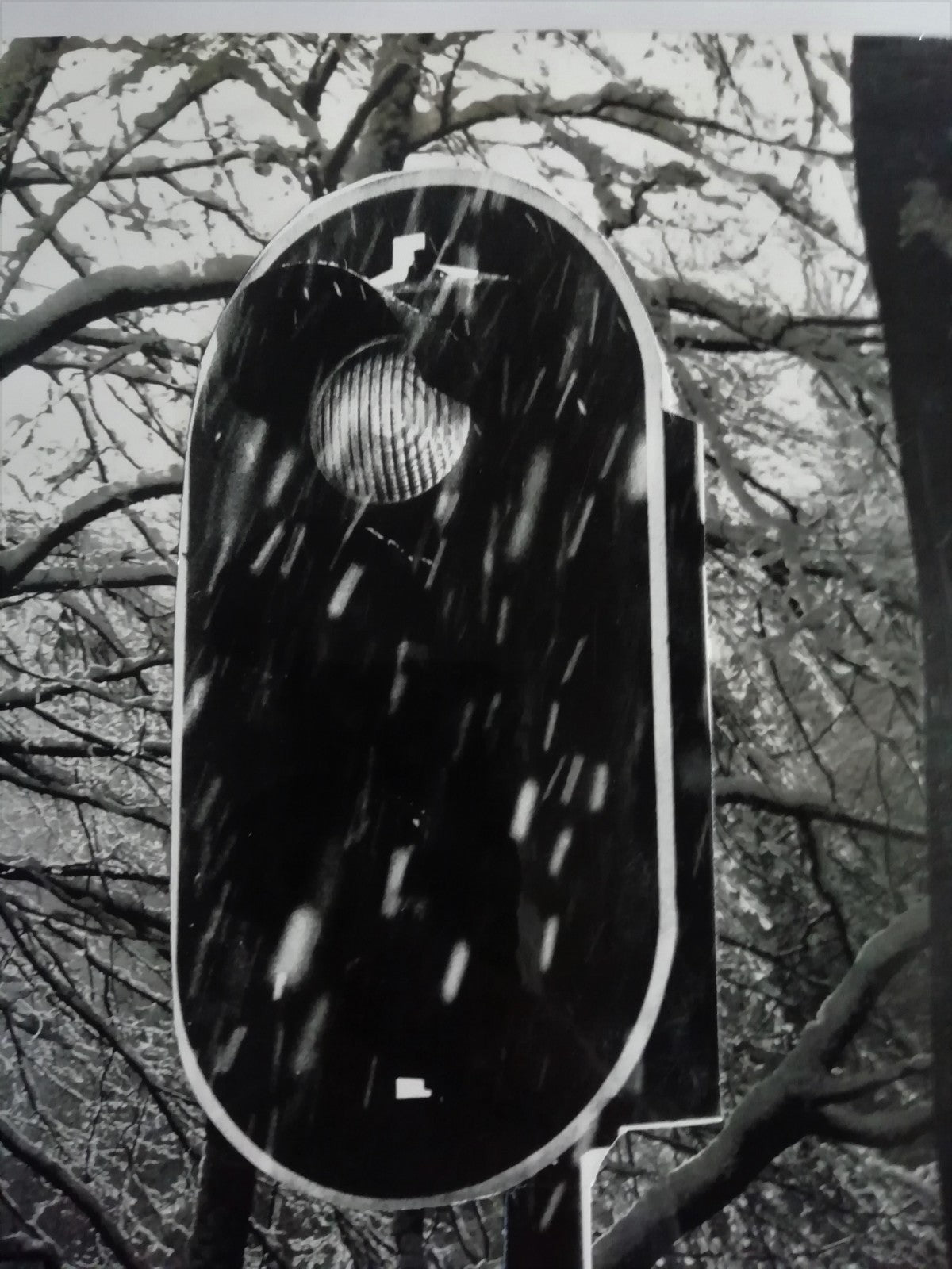 Photo collage : Hommes marchant sous la neige, fin des années 1970 argentique