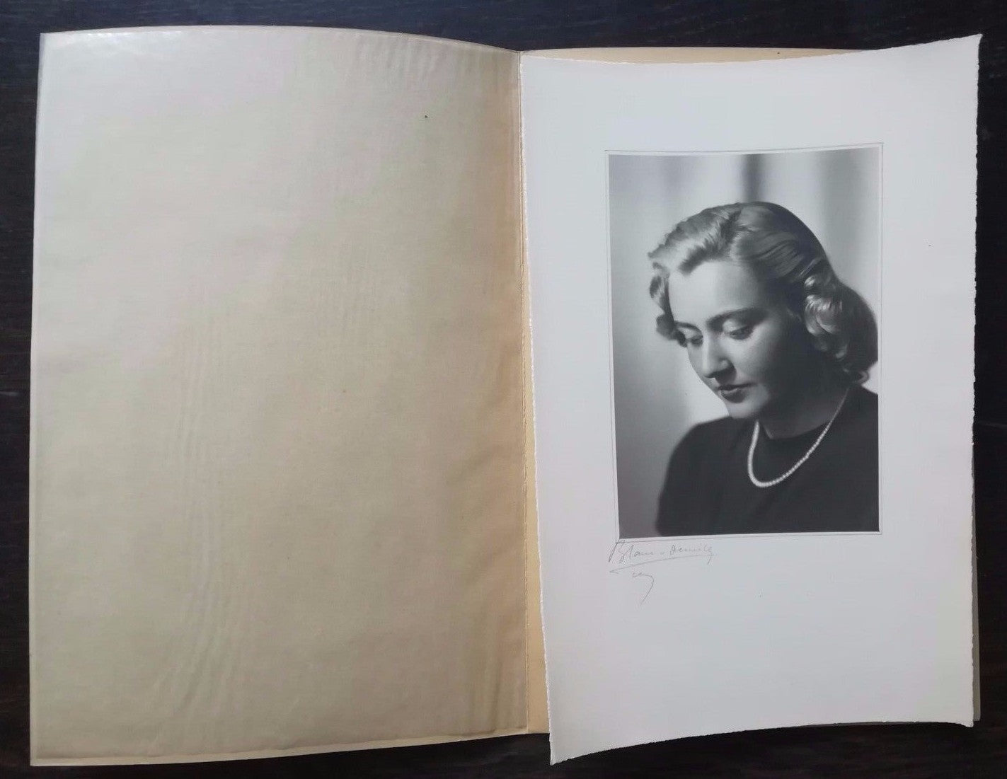 photo portrait Blanc Demilly Lyon femme collier tirage argentique époque signé