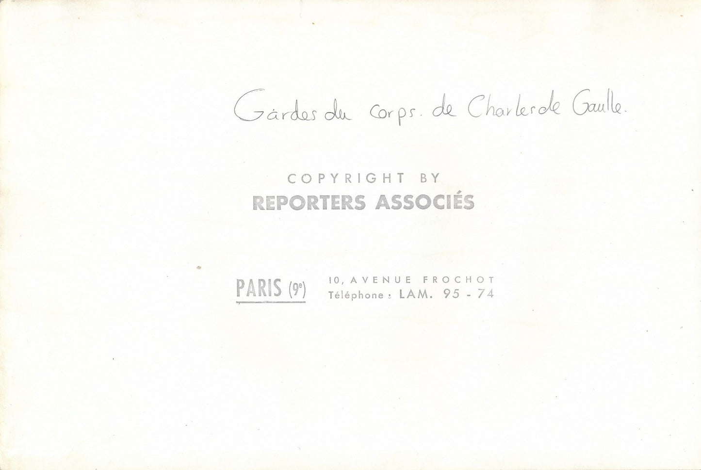 Photo Genéral de Gaulle civil pluie X 2 tirages argentique époque presse fin 60