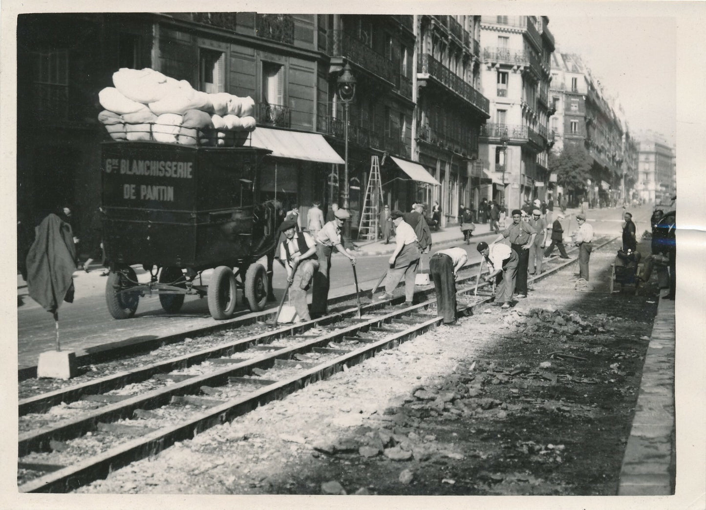 Rue Maubeuge Paris on enlève anciennes lignes de tramway photo photographie 1941