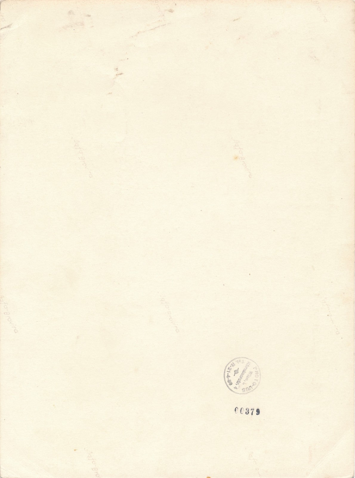 Photo Iri Femme boîte cercueil ? sourire décalé tirage argentique vintage Vienne