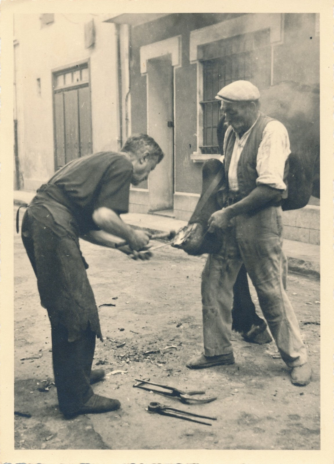 Ferrage des chevaux fer à cheval 5 tirages argentiques d'époque, vers 1930