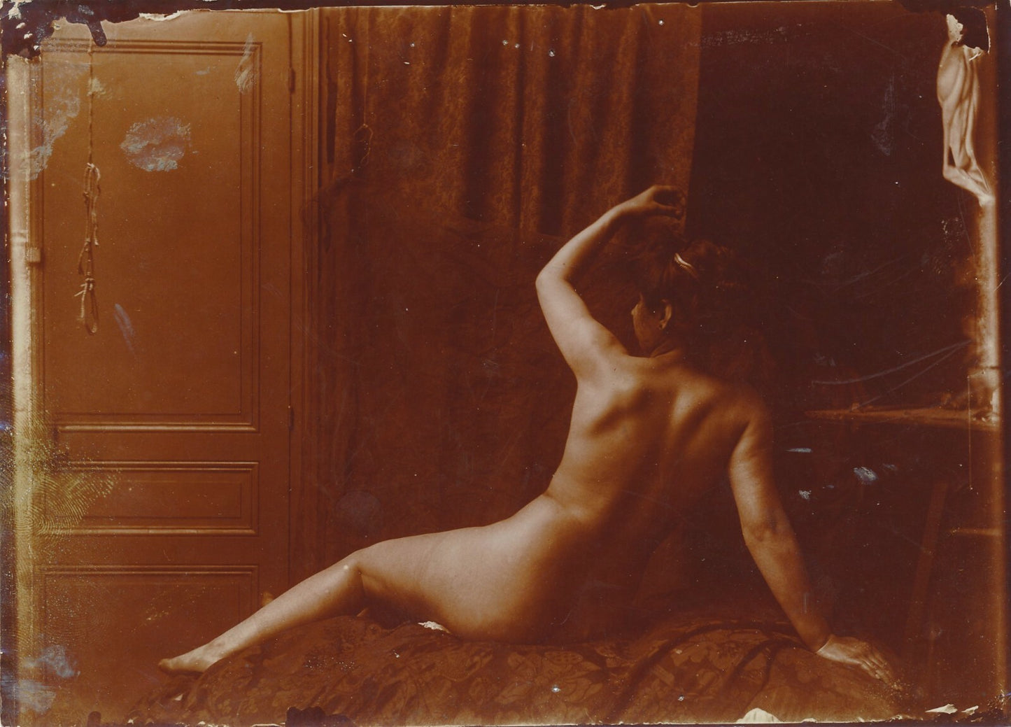 Atelier vers 1910 modèle dos pose main cheveux 2 photo photographie citrate