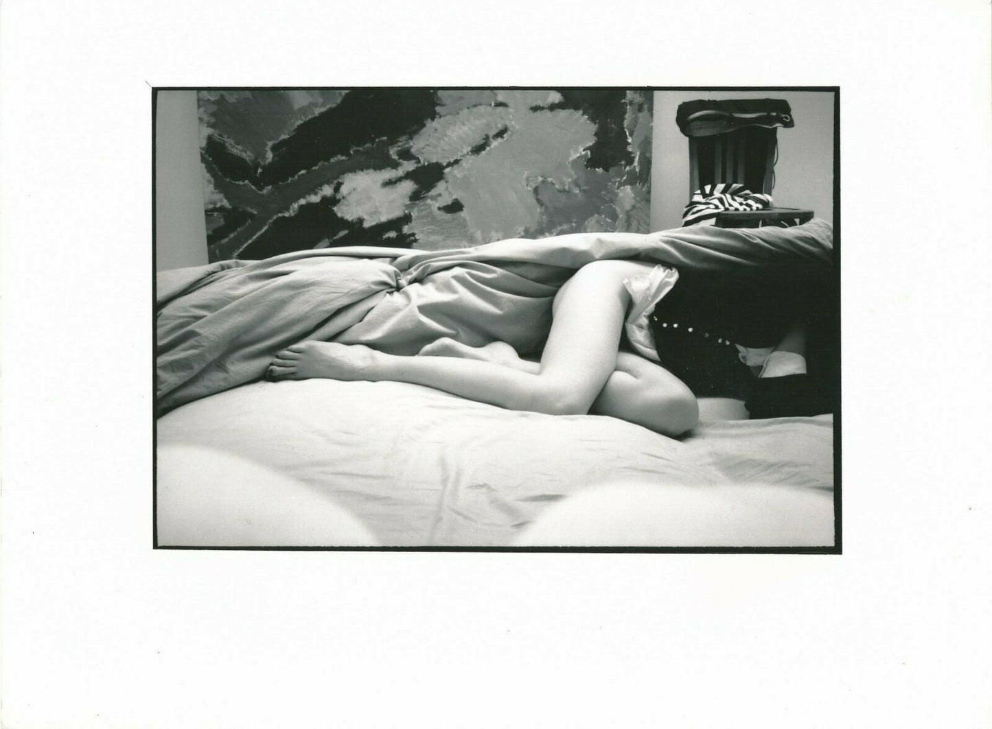 photographie femme lit jambes tirage argentique époque 1980 papier RC sexy
