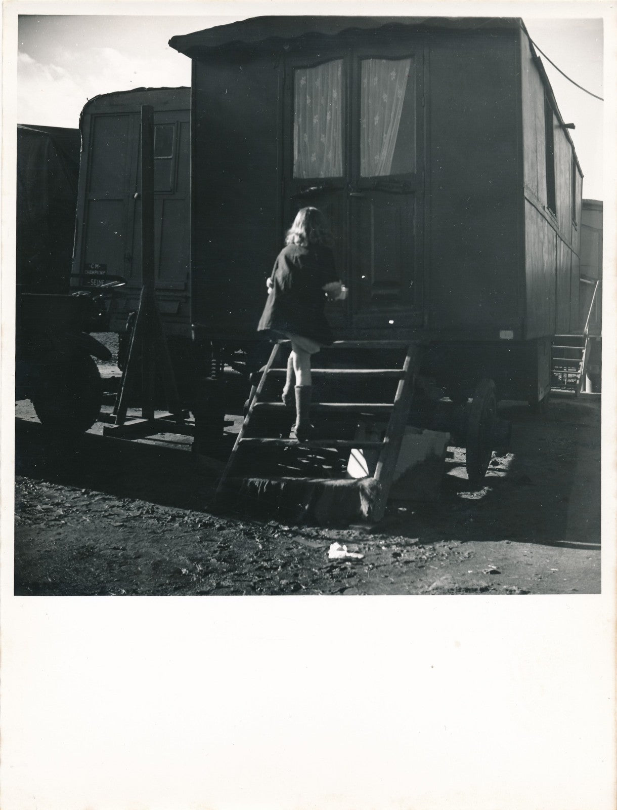 La fillette à la roulotte photo photographie vers 1960 époque enfant