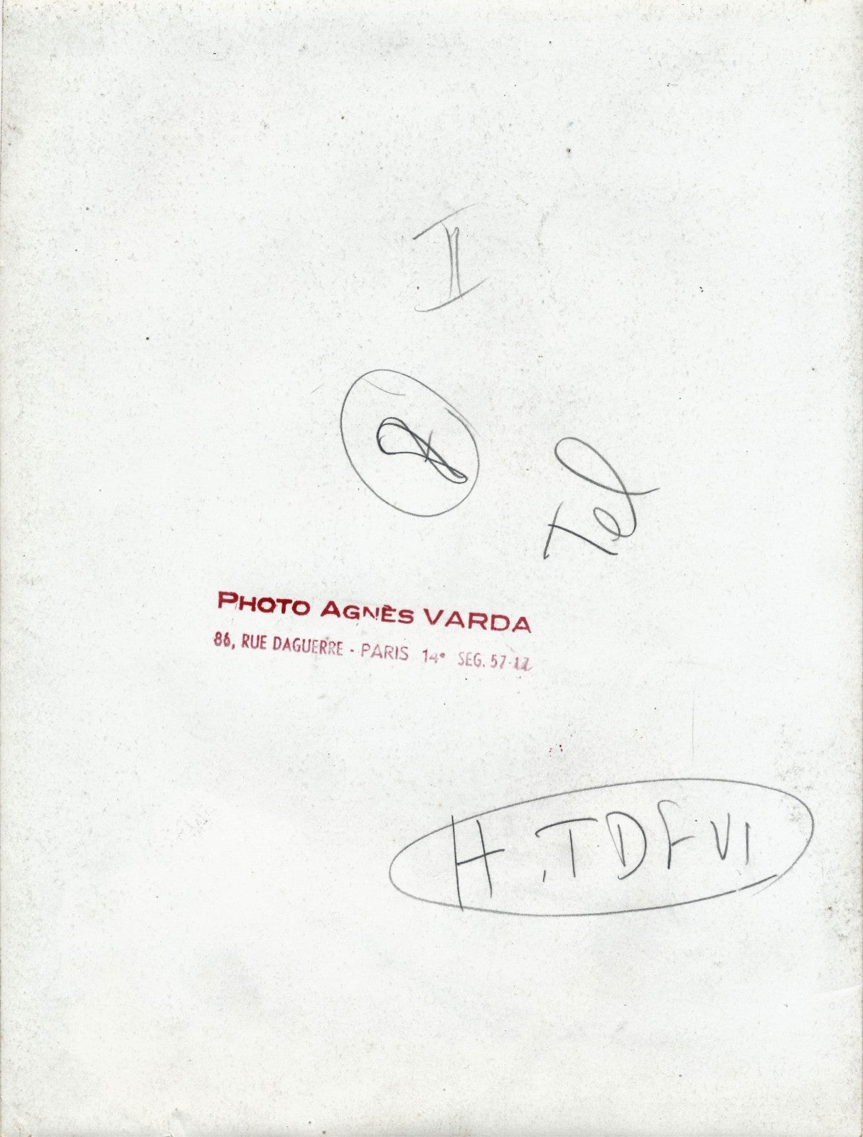 Photographie Agnès Varda théâtre cinéma argentique époque cachet dos comédiens