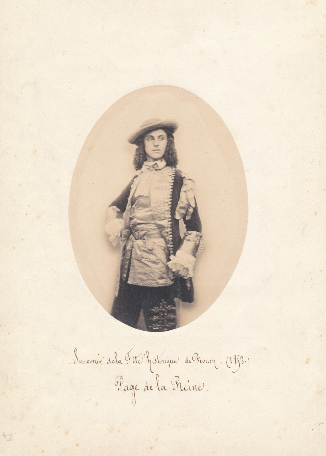 page reine costume 2 papier salé salt paper photo photographie 1858 Rouen