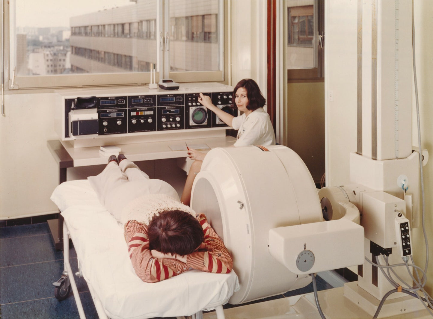 Hôpital Saint Antoine photo couleur v. 1970 laboratoire des isotopes caméra