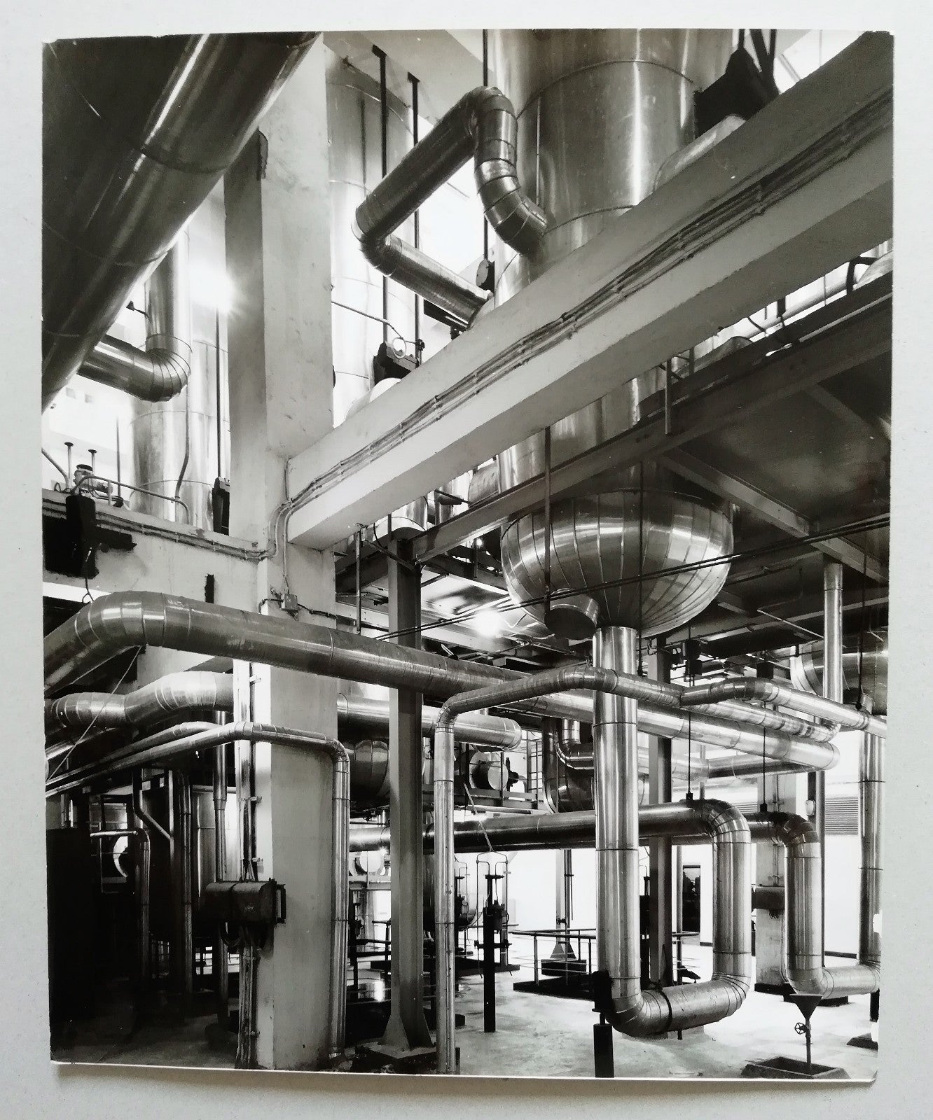 Photo Intérieur usine industrie tuyaux argentique époque années 1960