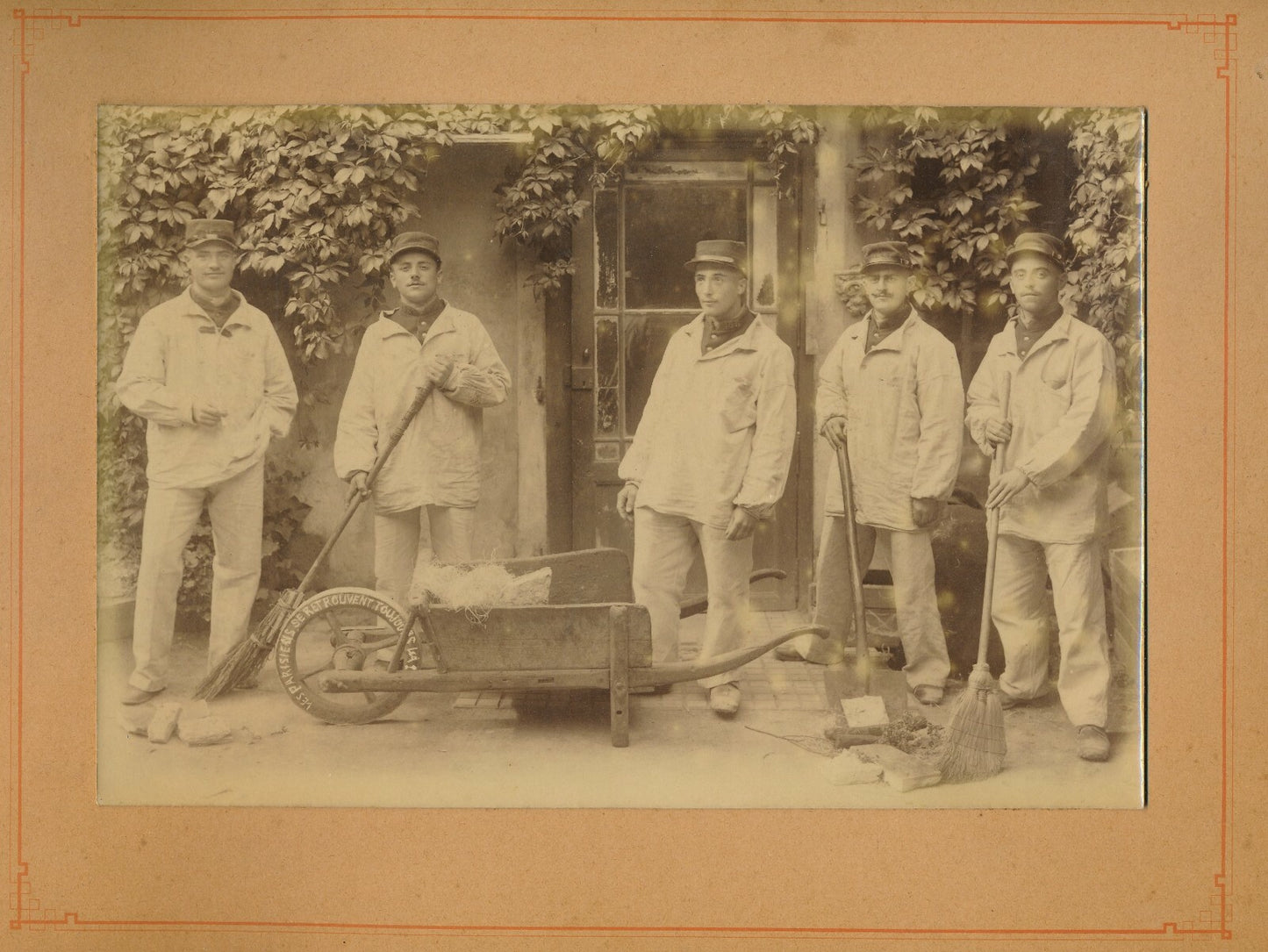 balai nettoyage brouette écriture humour albumine c. 1890 photo photographie