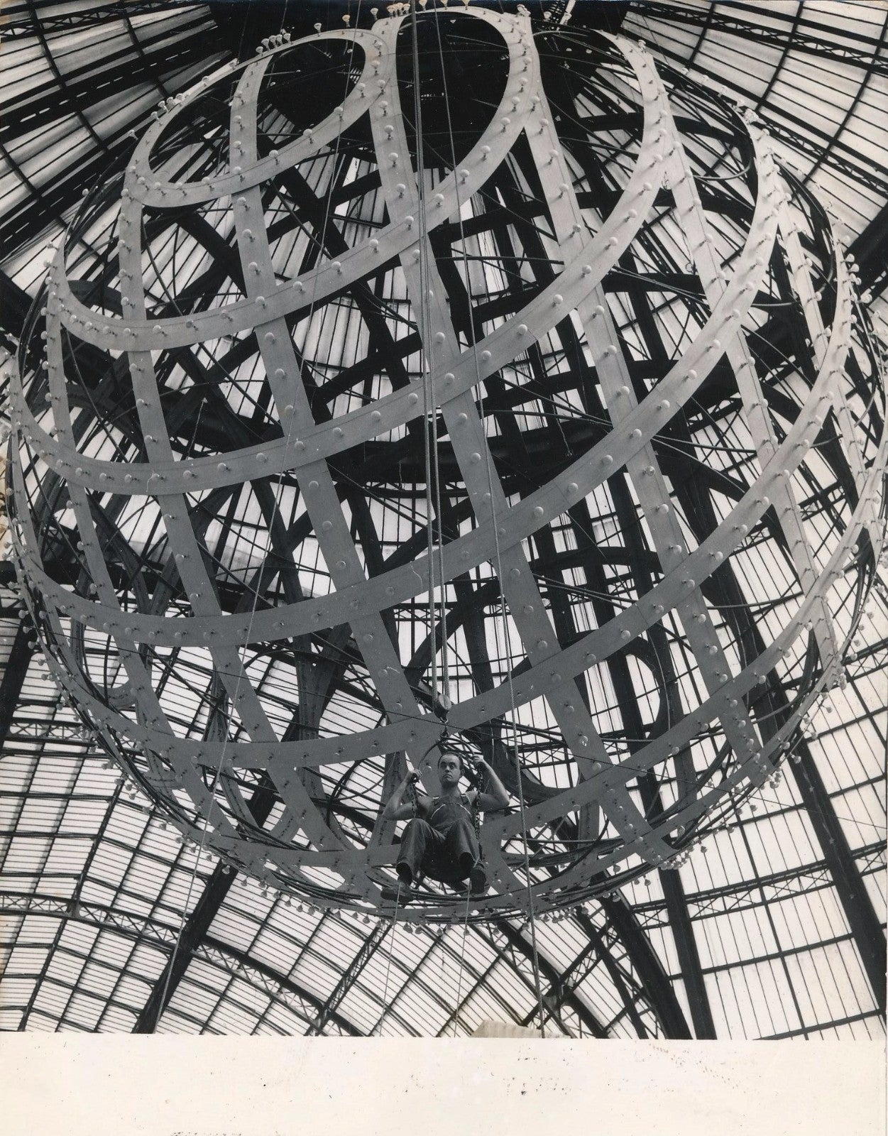 photographie argentique époque Salon automobile 1958 lustre architecture
