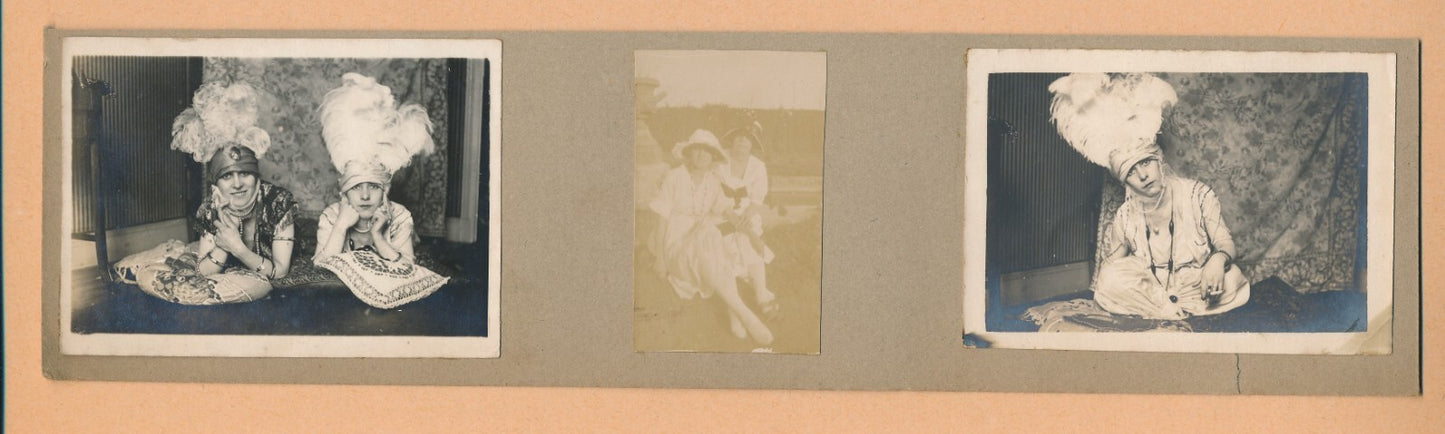 Photo famille 2 femme déguisement tenture chapeaux 5 photographie