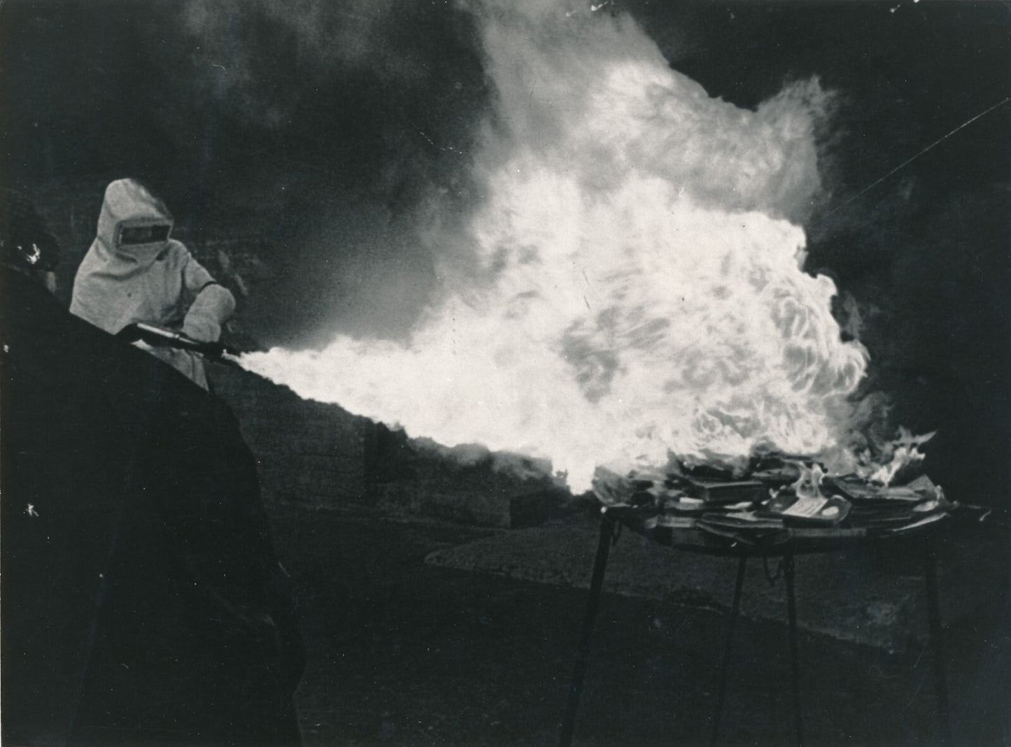 Autodafé de livres ? feu lance flamme photo photographie v. 1980 combinaison