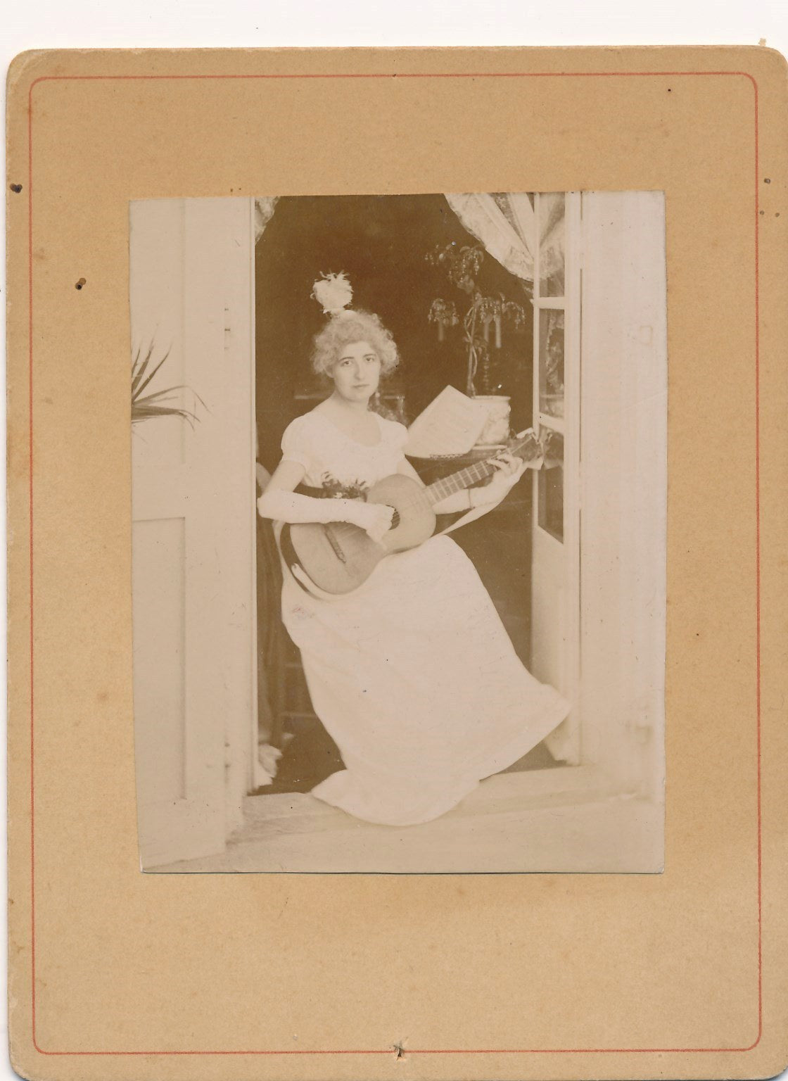 photo jeune fille guitare albumine vers 1910