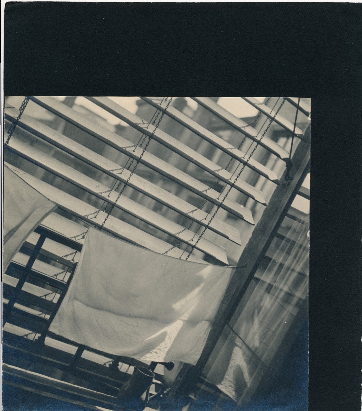 photo Composition linge aux persiennes tirage argentique époque