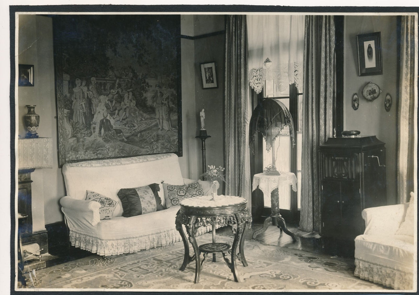 Intérieur bourgeois avec tapisserie photo photographie design mobilier v. 1930