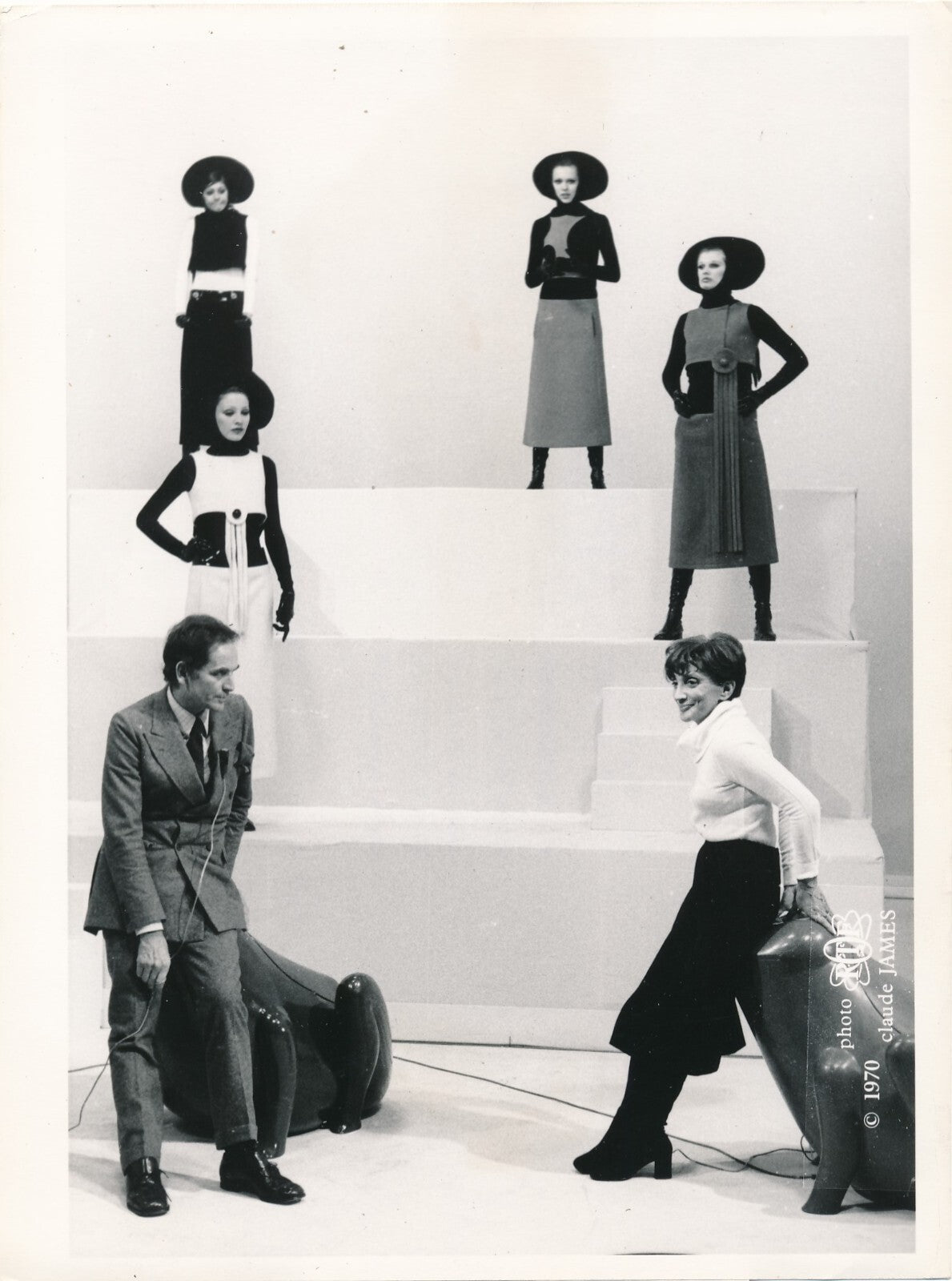 mode 10 photo Saint Laurent (2) Balmain (2) Cardin (3) Courrèges (2) Heim