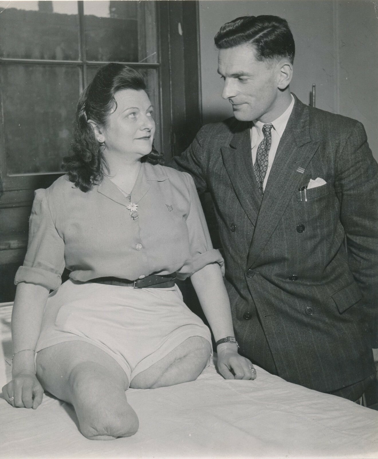 Prothèse amputation fauteuil roulant v. 1950 femme homme 2 photo photographie