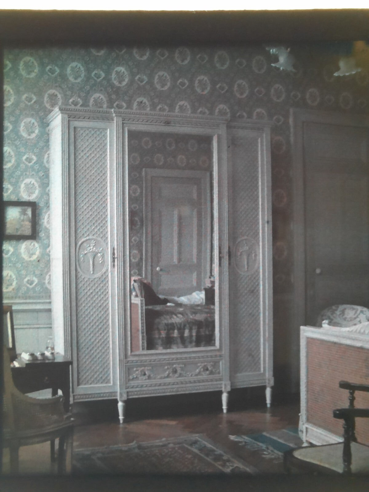 2 stéréo autochrome intérieur papier peint assiettes étagère v. 1910