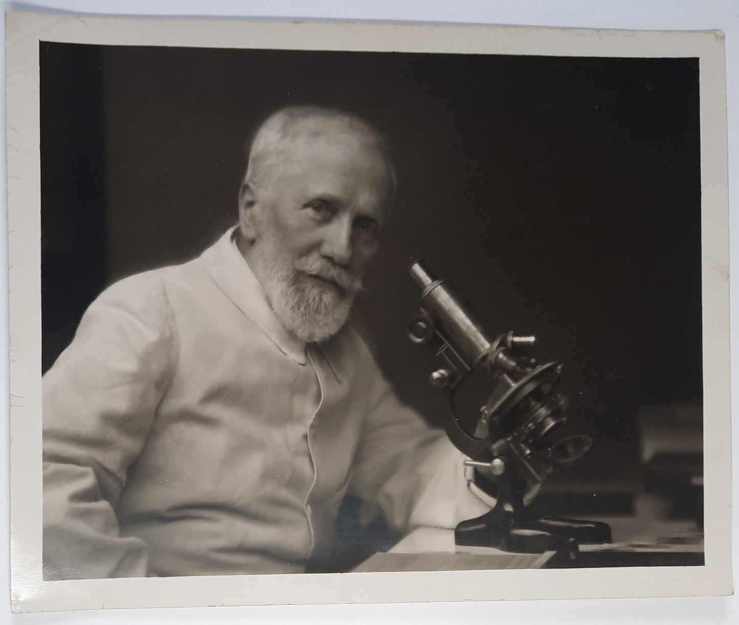 Scientifique au microscope photo photographie époque v. 1920