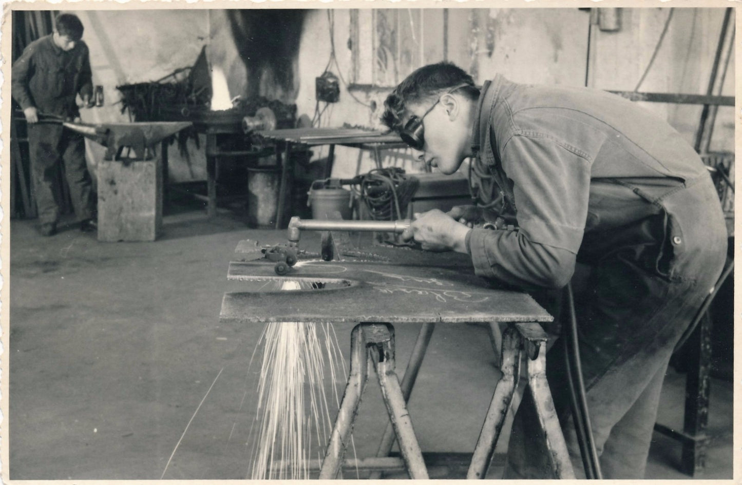Photographie apprenti soudure 2 tirage argentique d'époque v. 1960 ouvrier