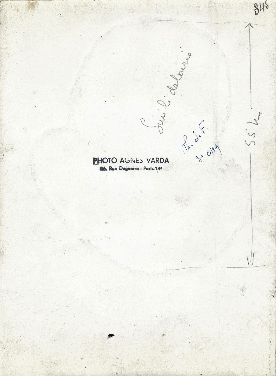 Photographie Agnès Varda théâtre cinéma argentique époque cachet dos portrait