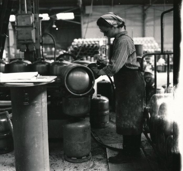 Photo Industrie gaz bonbonne ouvrier métier 6 contacts 6 x 6 cm années 70