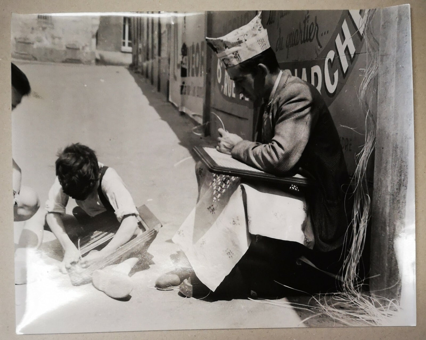 Le rempailleur avec un enfant photo photographie vintage vers 1950