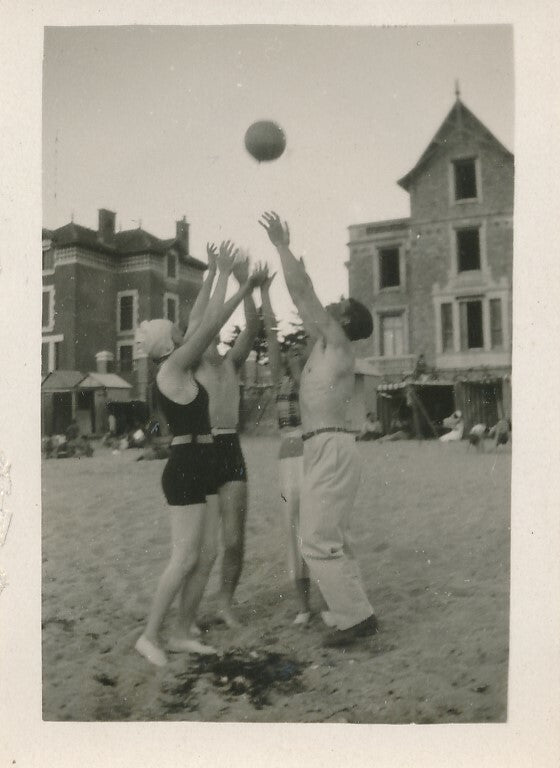 snapshot jeu de balle plage argentique amateur photographie
