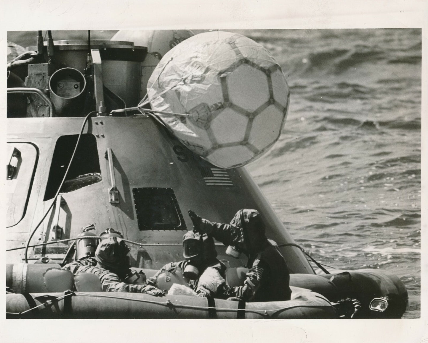 Mission Apollo 12 1969 préparation capsule mer photo photographie Nasa