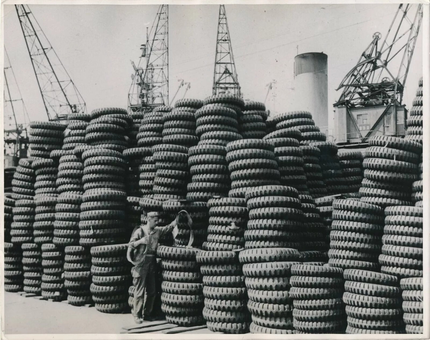 Guerre Pacifique Anvers 1945 2 photographies photo pneu port