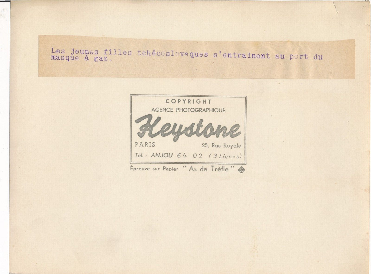 jeunes filles tchécoslovaques masque à gaz photo photographie v. 1939 Keystone