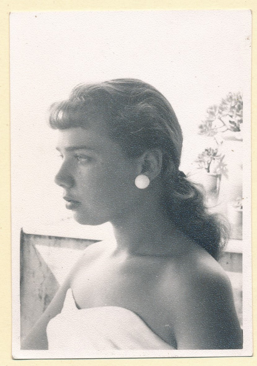 jeune femme à la boucle d oreille profil snapshot photo photographie