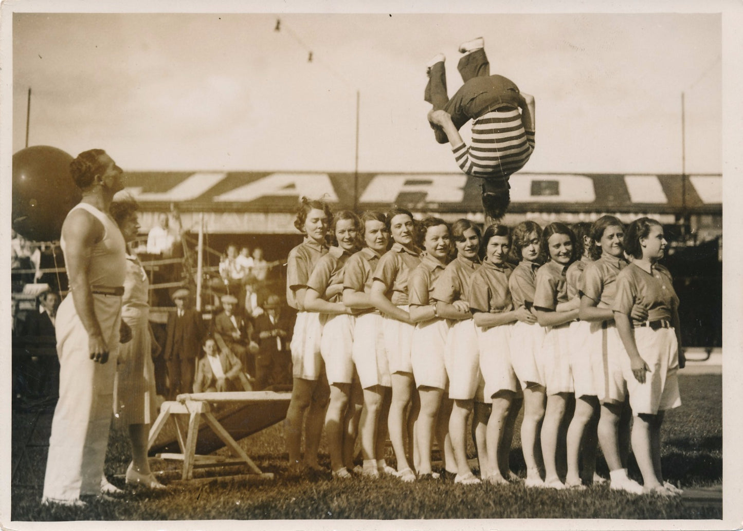 photographie Saut. Gymnastique. Fête des « caf’ conc »
