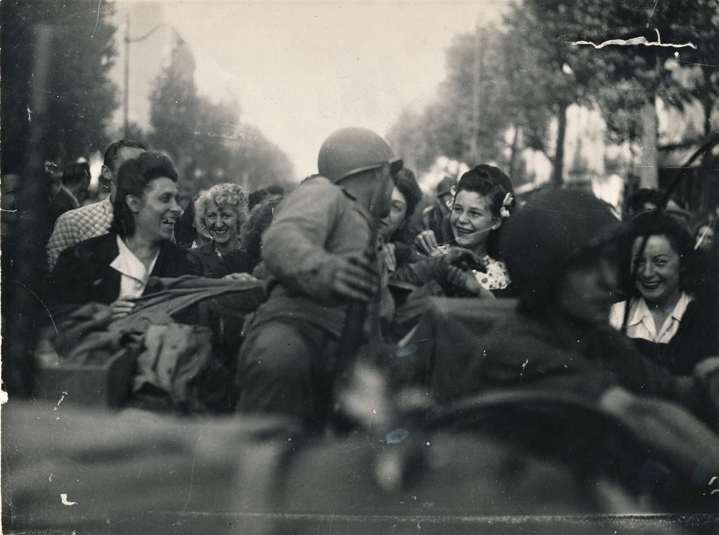 Liesse à la Libération de Paris photo photographie soldat femme joie