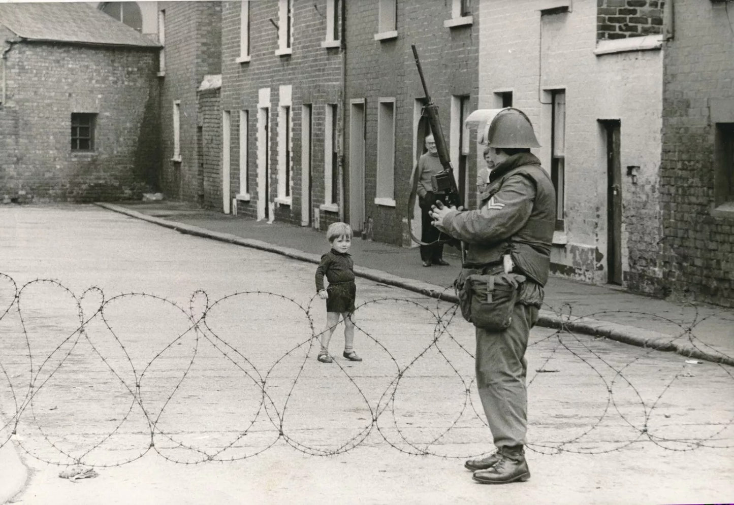 John HILLELSON Irlande du Nord ? enfant soldat photo photographie époque